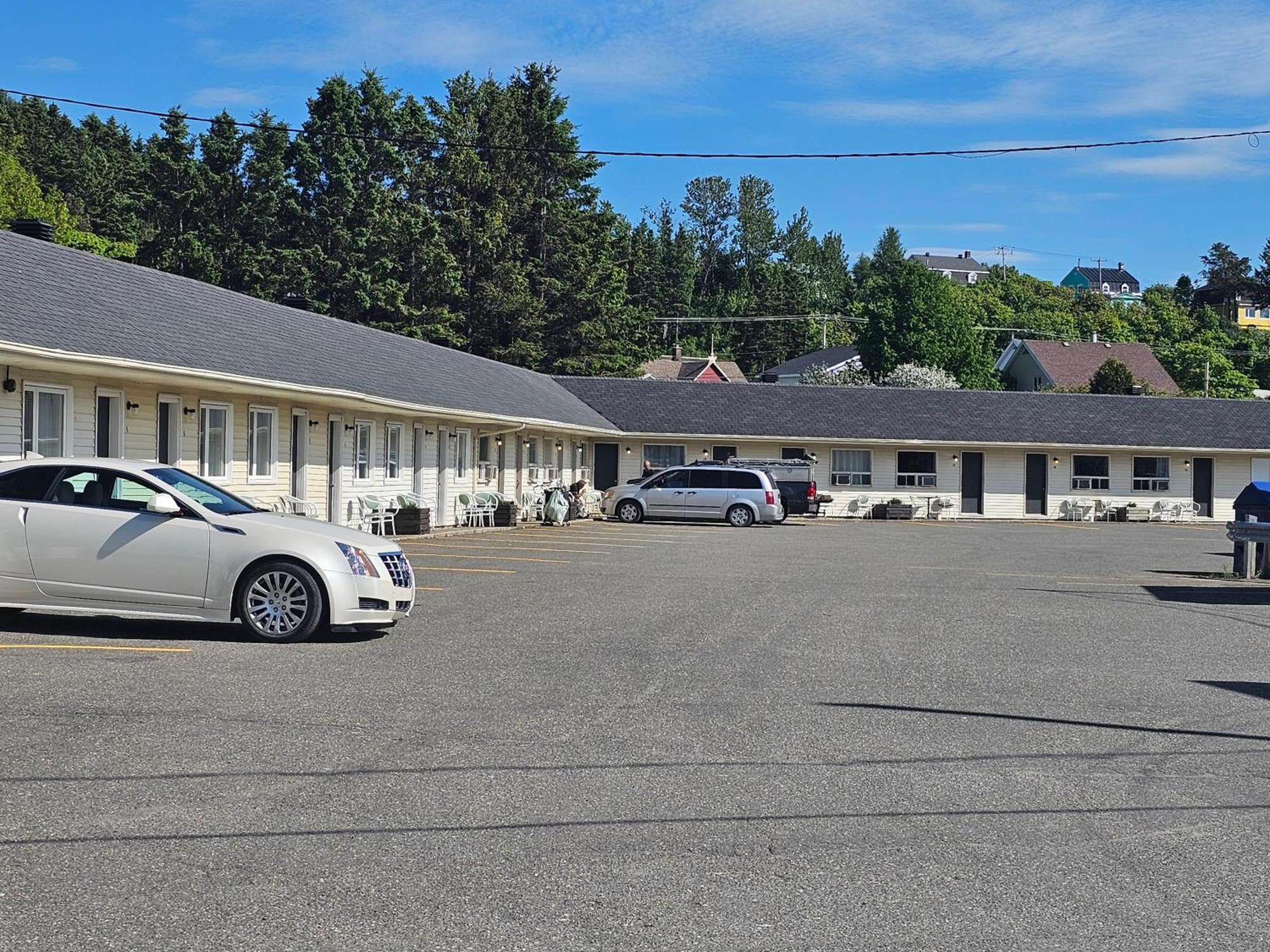 Resto Pub Motel Le Madub L'Isle-Verte Exteriör bild